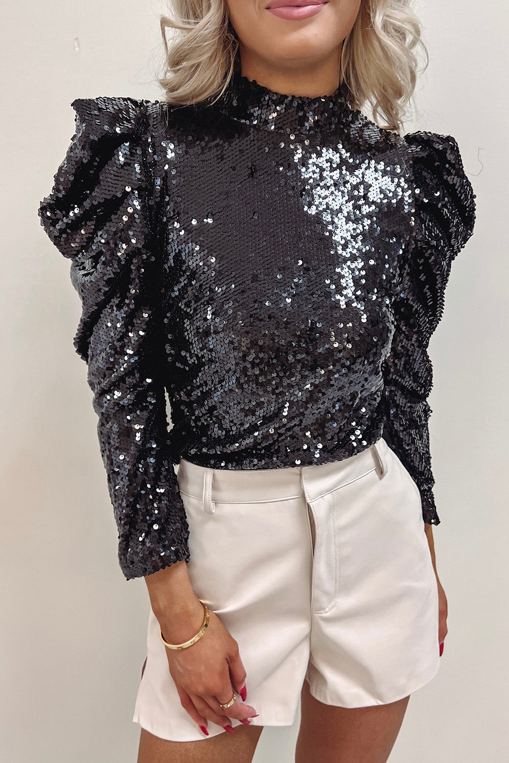 Top con mangas abullonadas y cuello simulado de lentejuelas negras